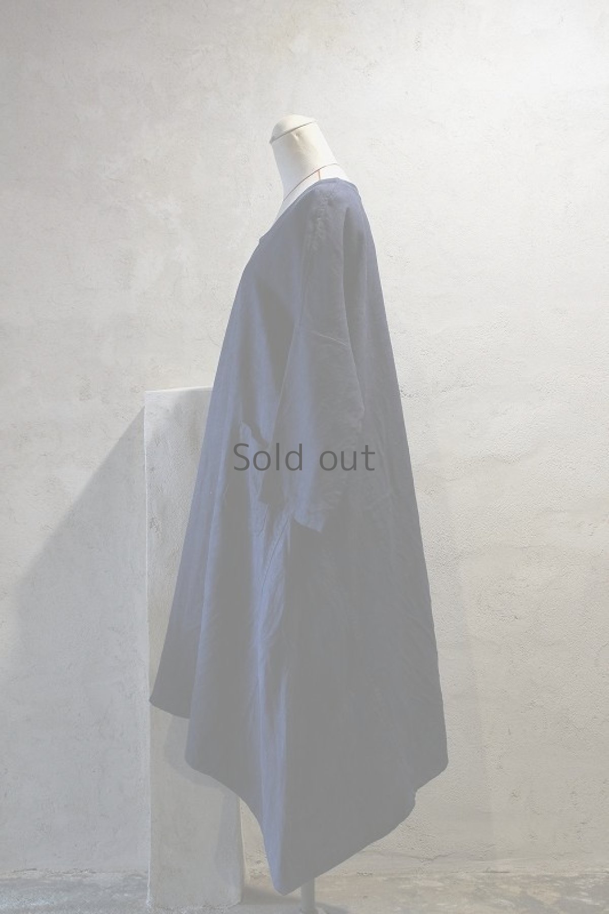 画像2: 【ササキチホ】アンティークリネン×染　ドレープワンピ（青藍色） (2)