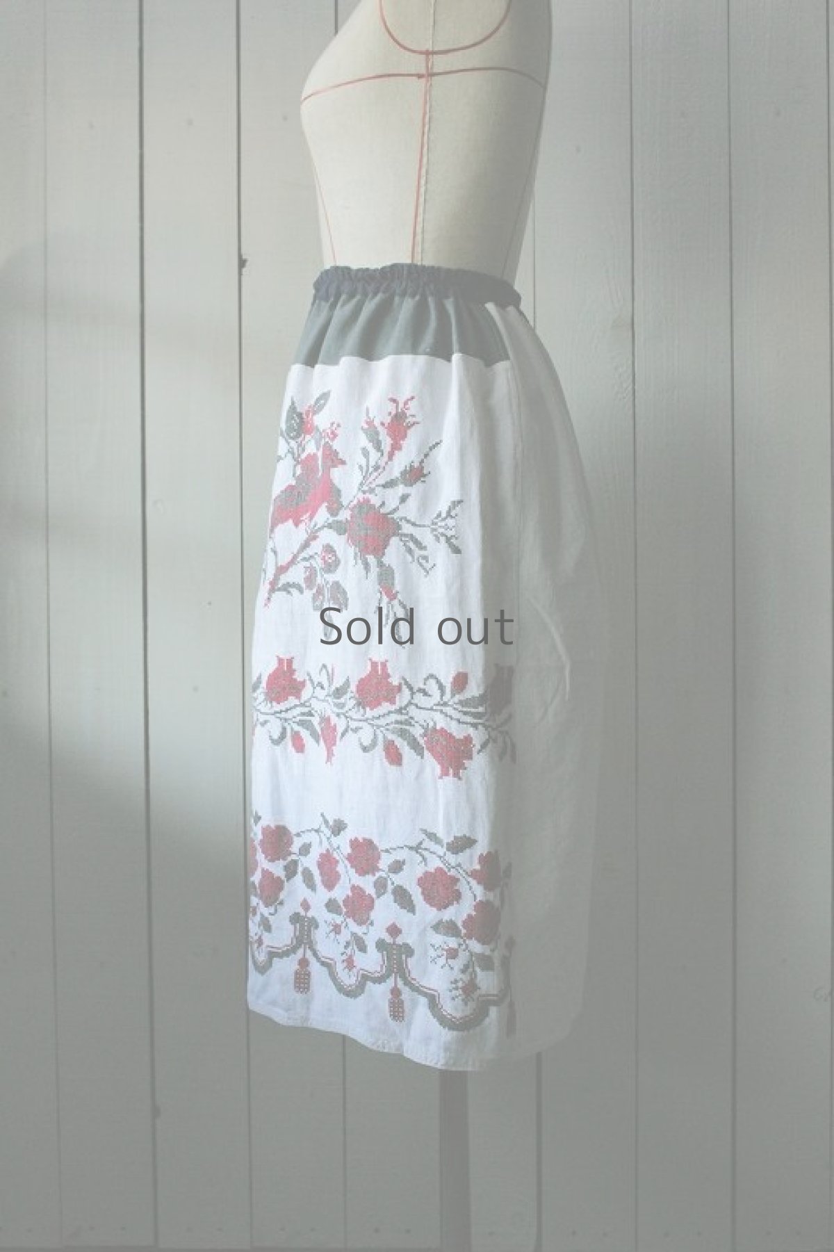 画像2: 【ササキチホ】アンティークリネン×古布　ひざ丈スカート（東欧の刺繍） (2)