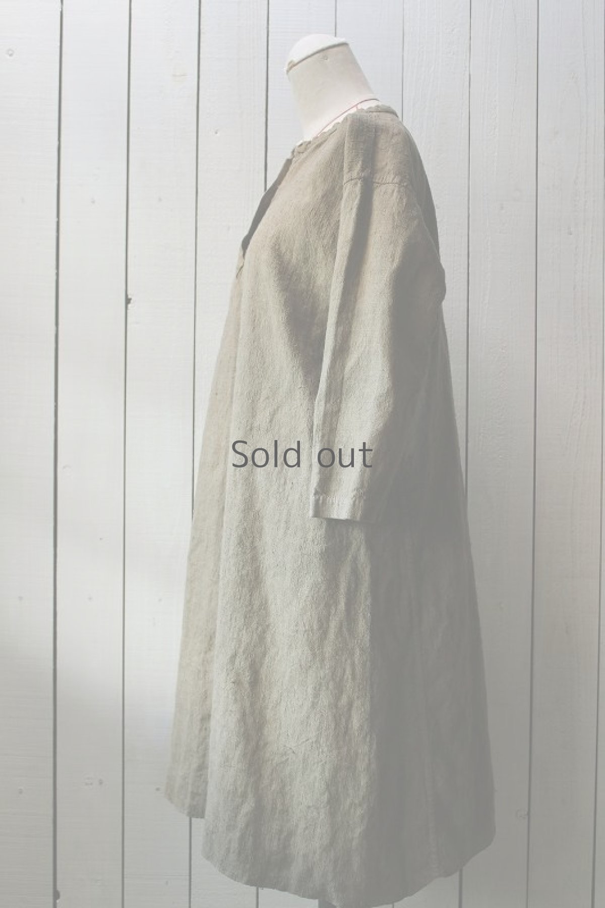 画像2: 【ドイツ】アンティークリネン×染　ヘンリーネックワンピース（桑茶色） (2)