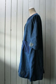画像2: 【MITSUGU SASAKI】ビンテージリメイク×染×古布　アンティークリネンスモックドレス（青藍色） (2)