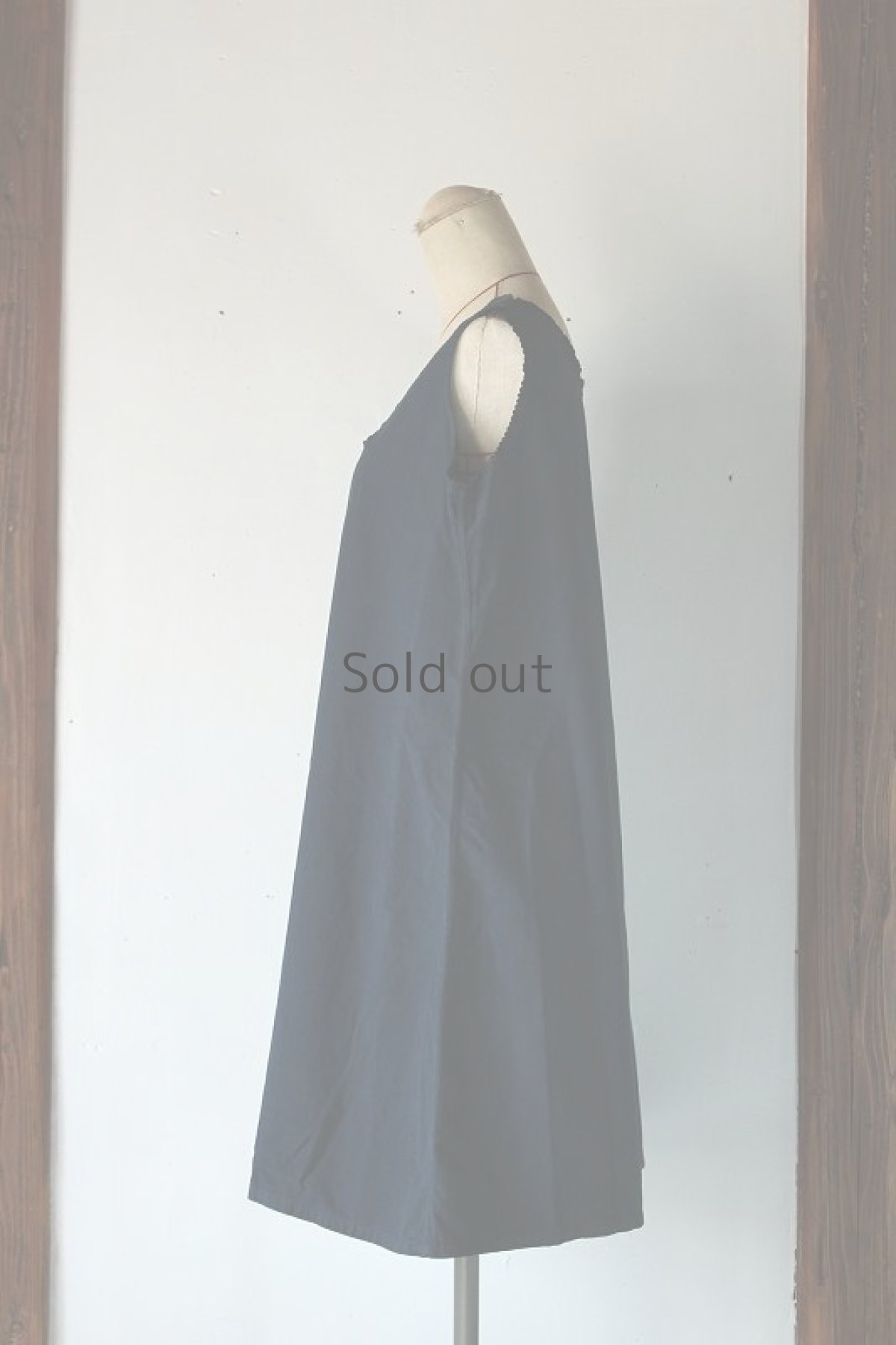 画像2: 【ドイツ】アンティークコットン×染　ノースリーブワンピ（青藍色） (2)