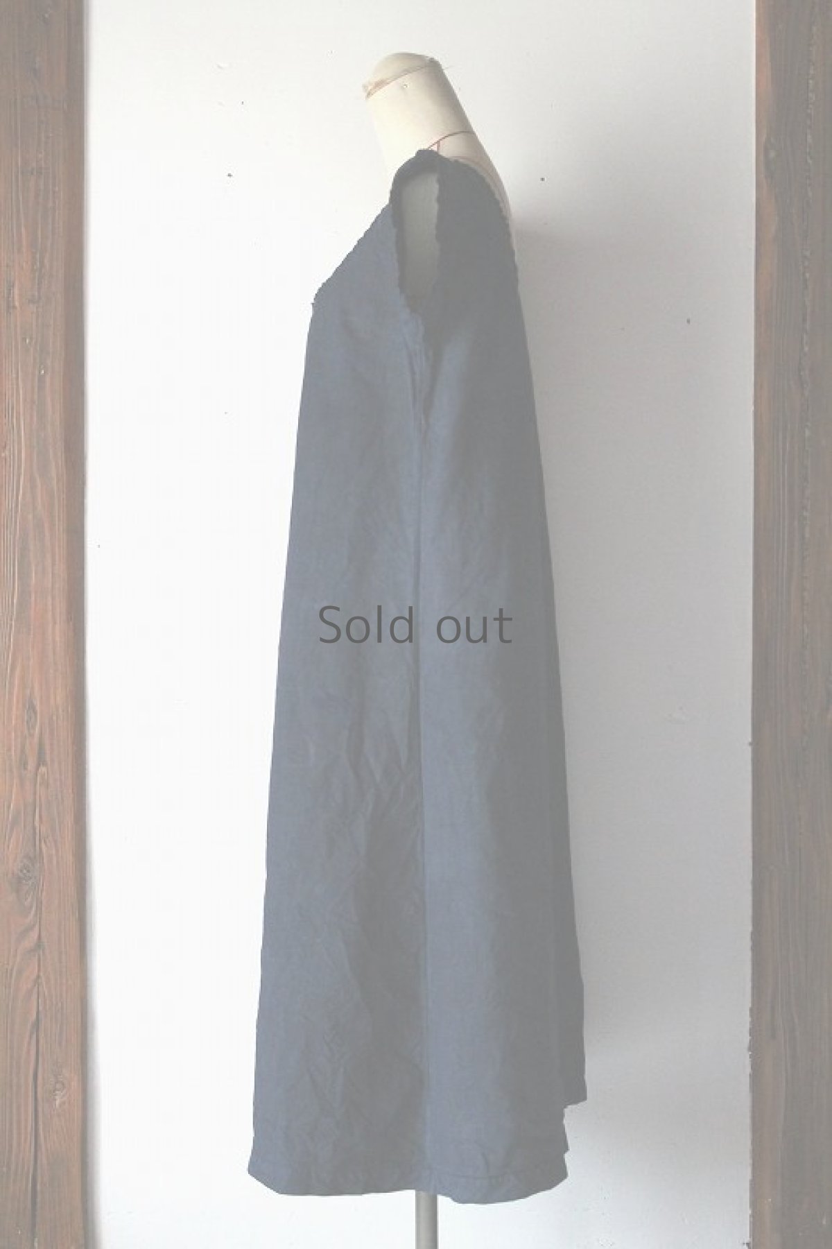 画像2: 【フランス】アンティークリネン×染　ワンピース　短め半袖（青藍色）（イニシャルBB） (2)