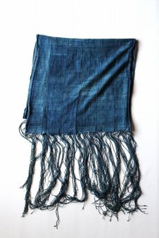 画像2: 【世界の古布】手織り藍染めの綿Ｖ（ストール） (2)