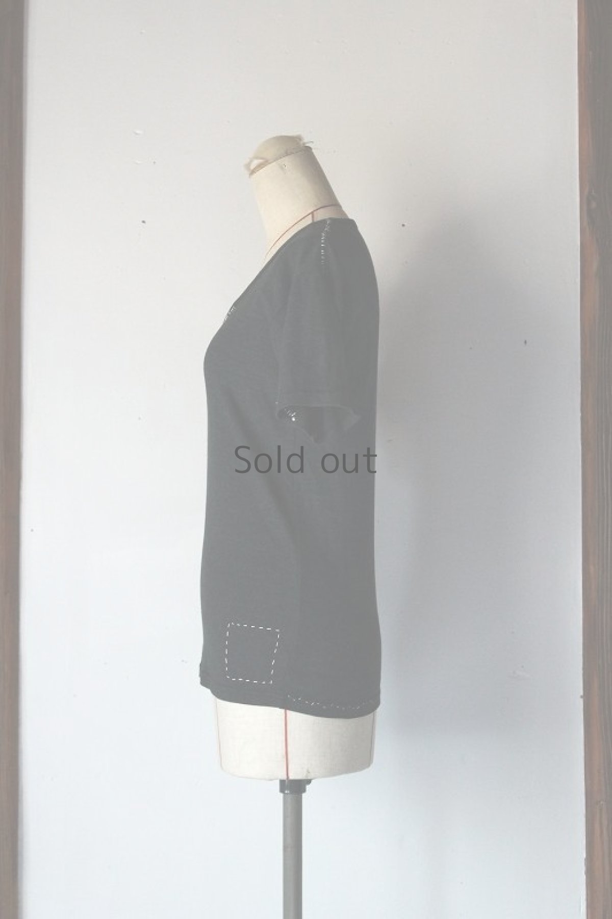 画像2: 【MITSUGU SASAKI】ちょっと刺し子のＶネックミリタリーＴシャツ（サイズＳ、黒） (2)