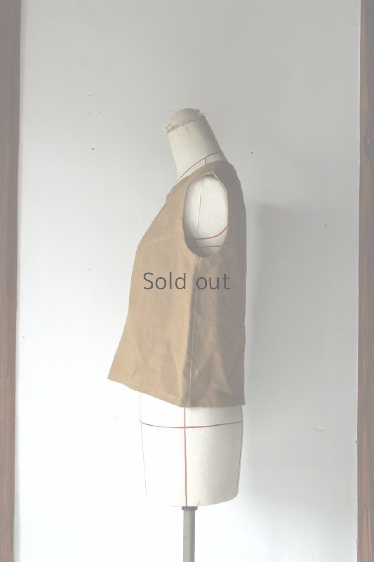 画像2: 【ササキチホ】アンティークリネン×染　ベーシックなノースリーブブラウス（狐色） (2)