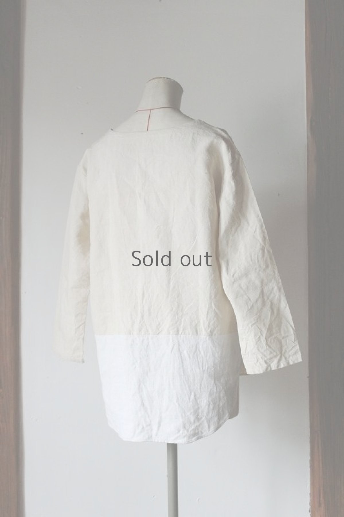 画像3: 【ササキチホ】アンティークリネン　裾切り替えUネックシャツ（生成り） (3)