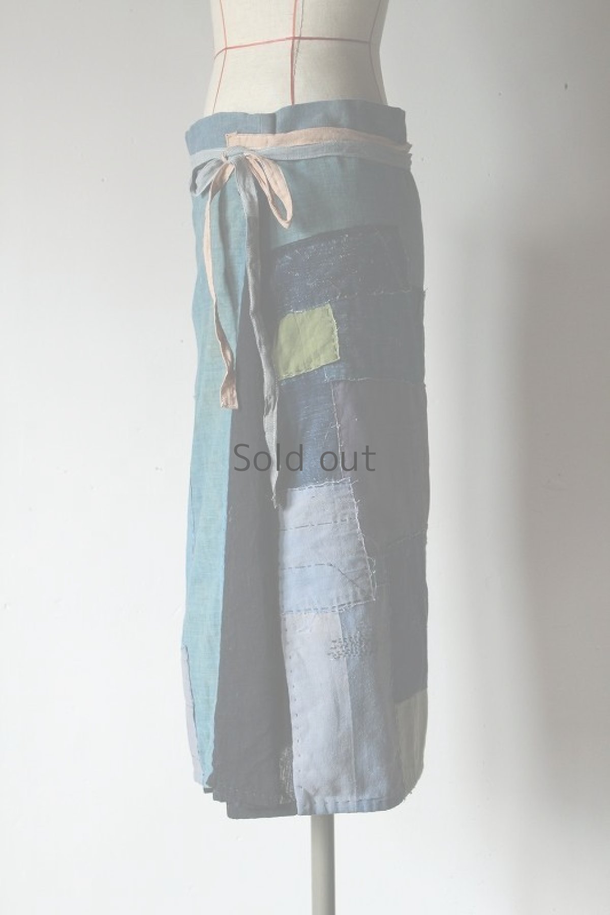 画像2: 【ササキチホ】藍染め古布　つぎはぎの巻きエプロンスカート (2)