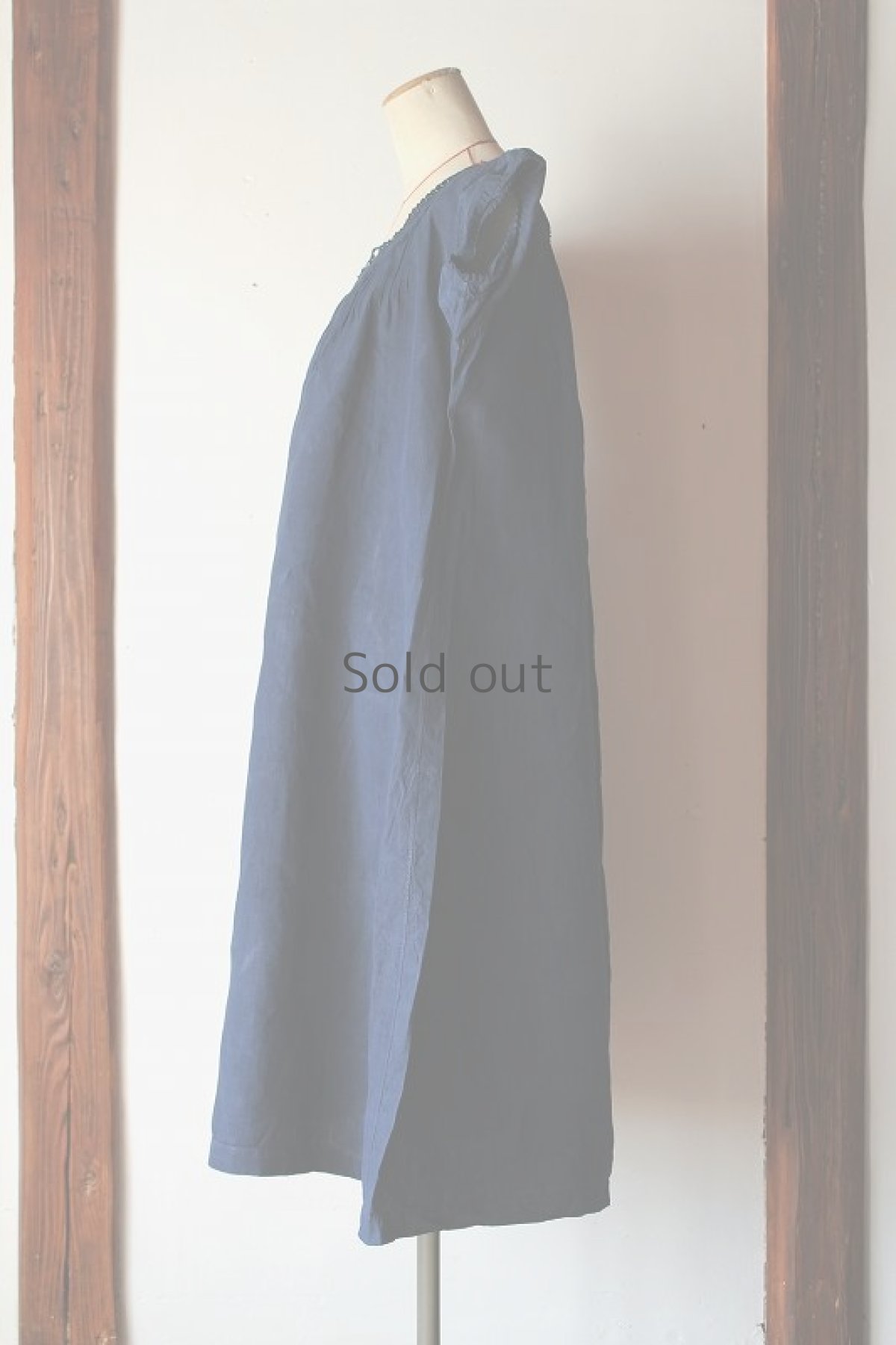 画像2: 【フランス】アンティークリネン×染　ワンピース　短め半袖（青藍色） (2)