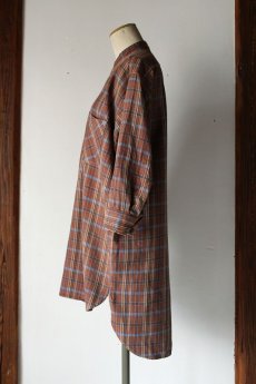 画像2: 【MITSUGU SASAKI】ビンテージリメイク　ミドル袖丈のグランパシャツ（赤茶色） (2)