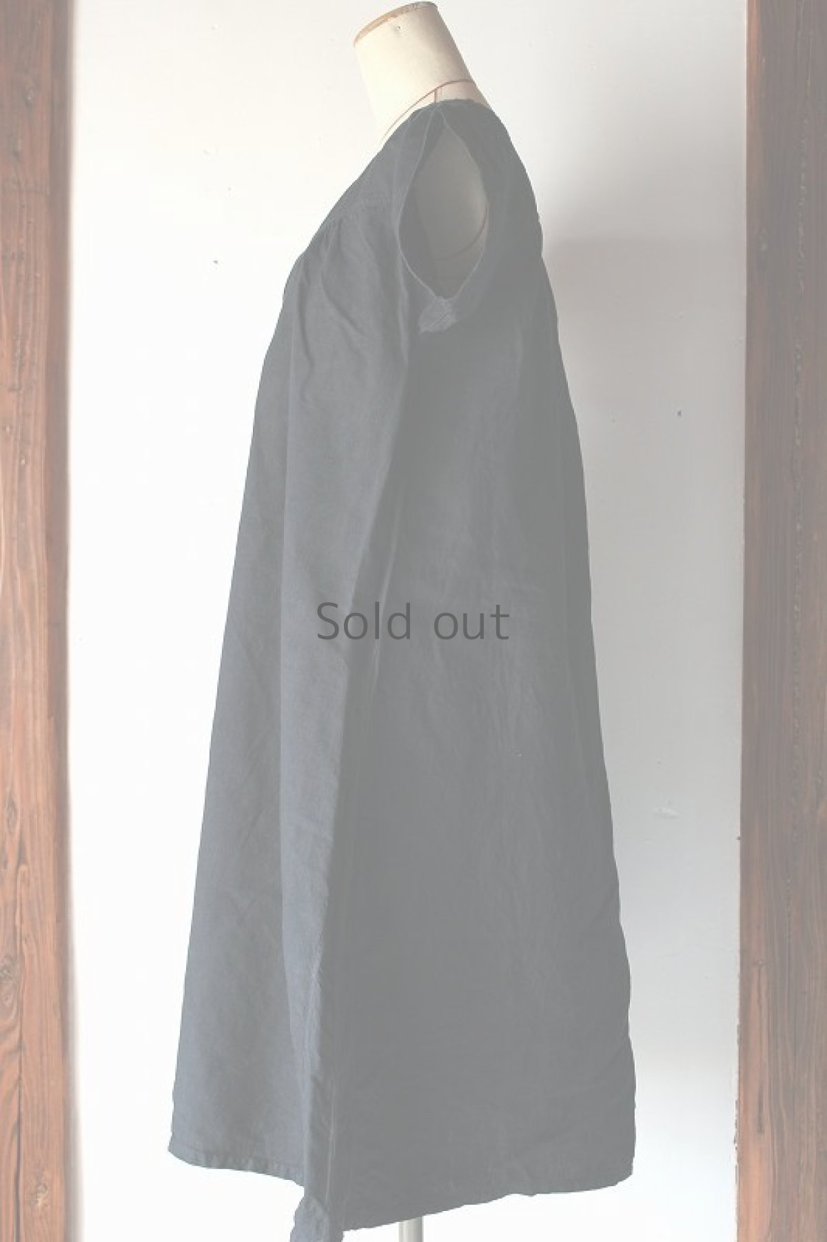 画像2: 【ドイツ】アンティークリネン×染　半袖ワンピース（墨黒色） (2)