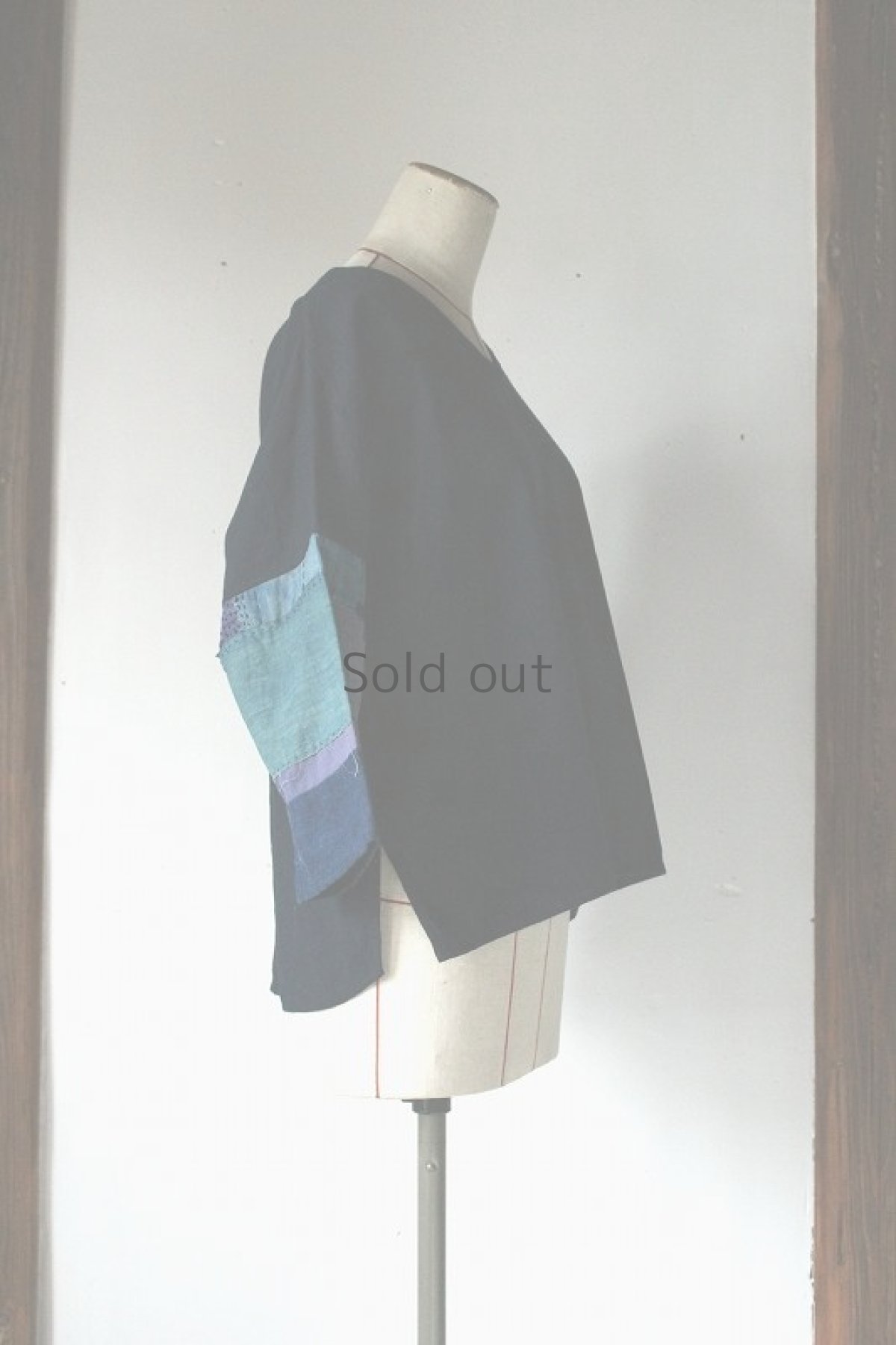 画像4: 【ササキチホ】アンティークリネン×染　Ｖネックのうわっぱり（袖：古布と刺し子） (4)