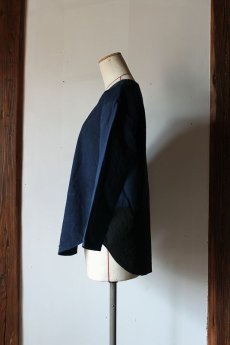 画像2: 【ササキチホ】アンティークリネン×染　裾切り替えUネックシャツ（青藍色）（刺し子入り） (2)