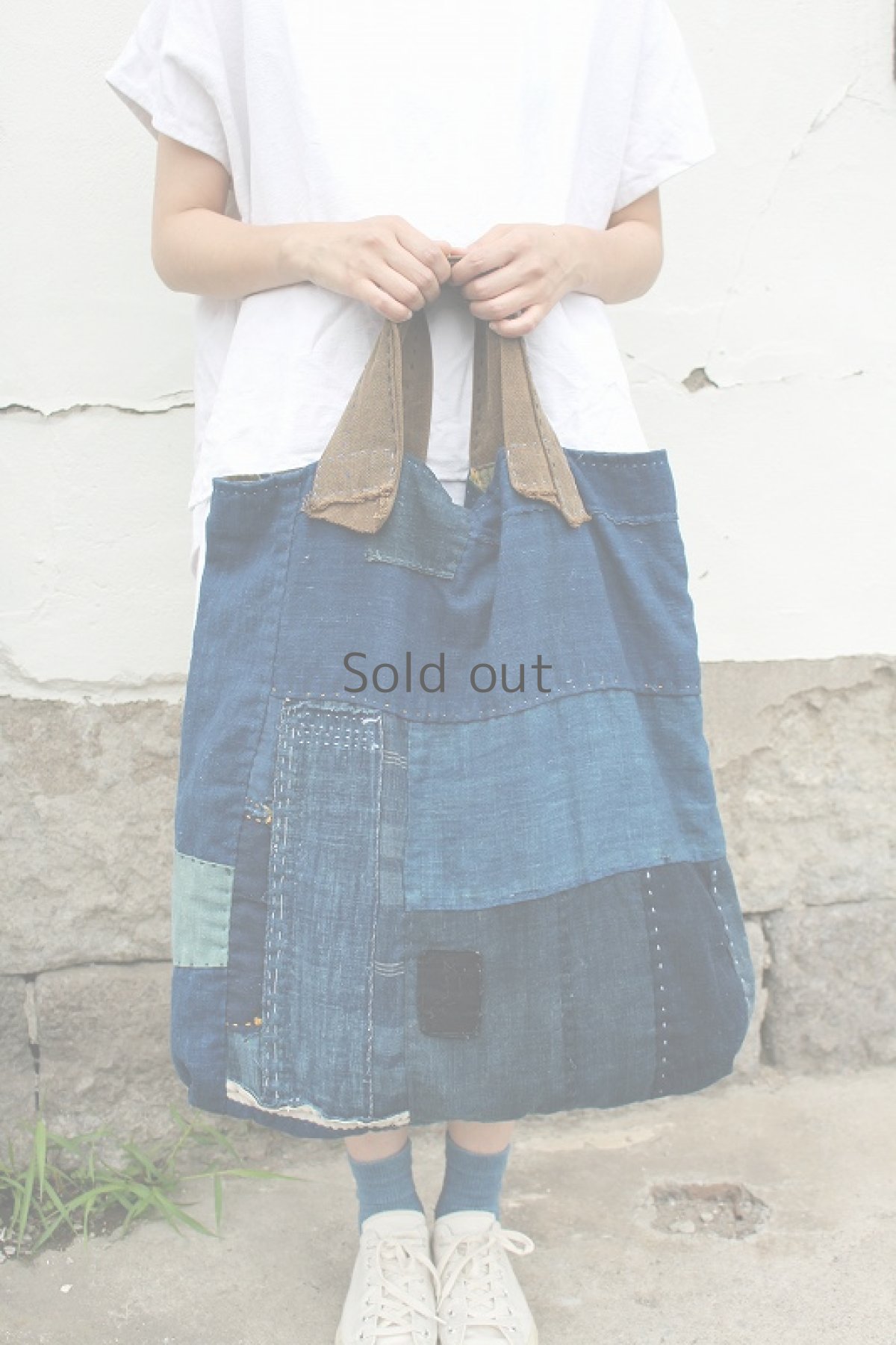 画像2: 【桃雪】藍染襤褸古布　リバーシブル　おっきいバック（タナカくん） (2)