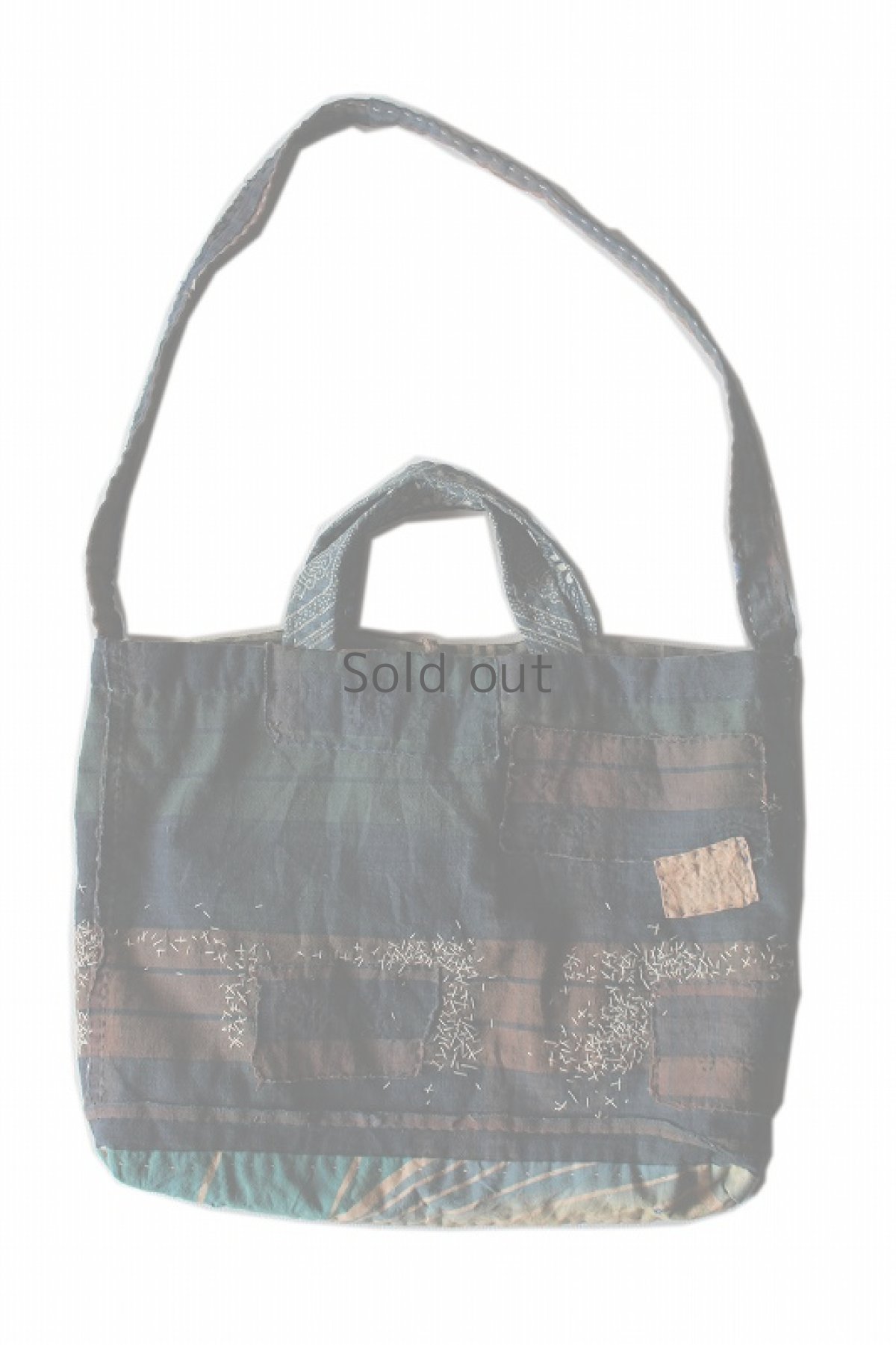 画像2: 【桃雪】藍染古布　リバーシブル　家出バック（チェルシーさん） (2)