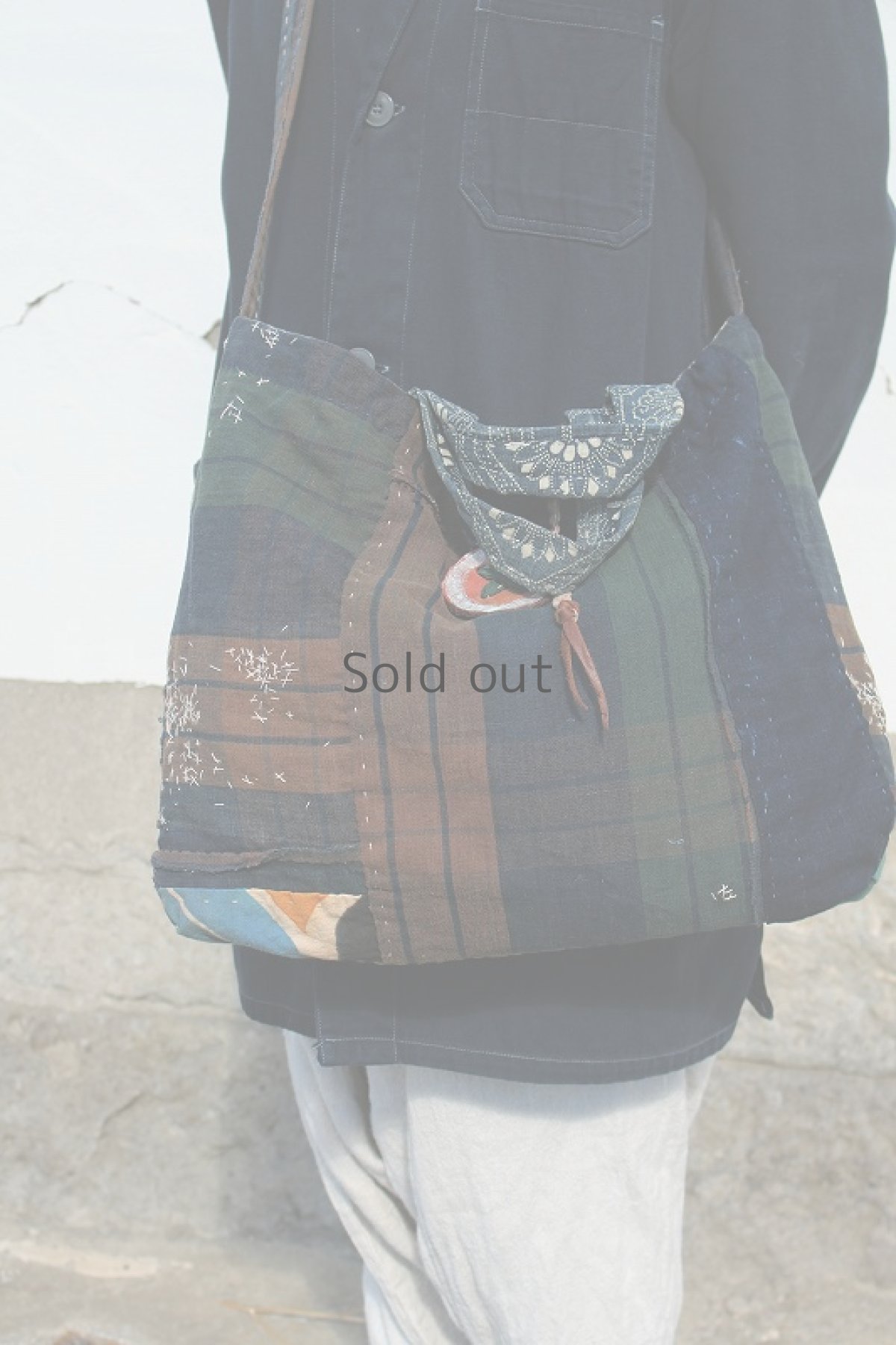 画像3: 【桃雪】藍染古布　リバーシブル　家出バック（チェルシーさん） (3)