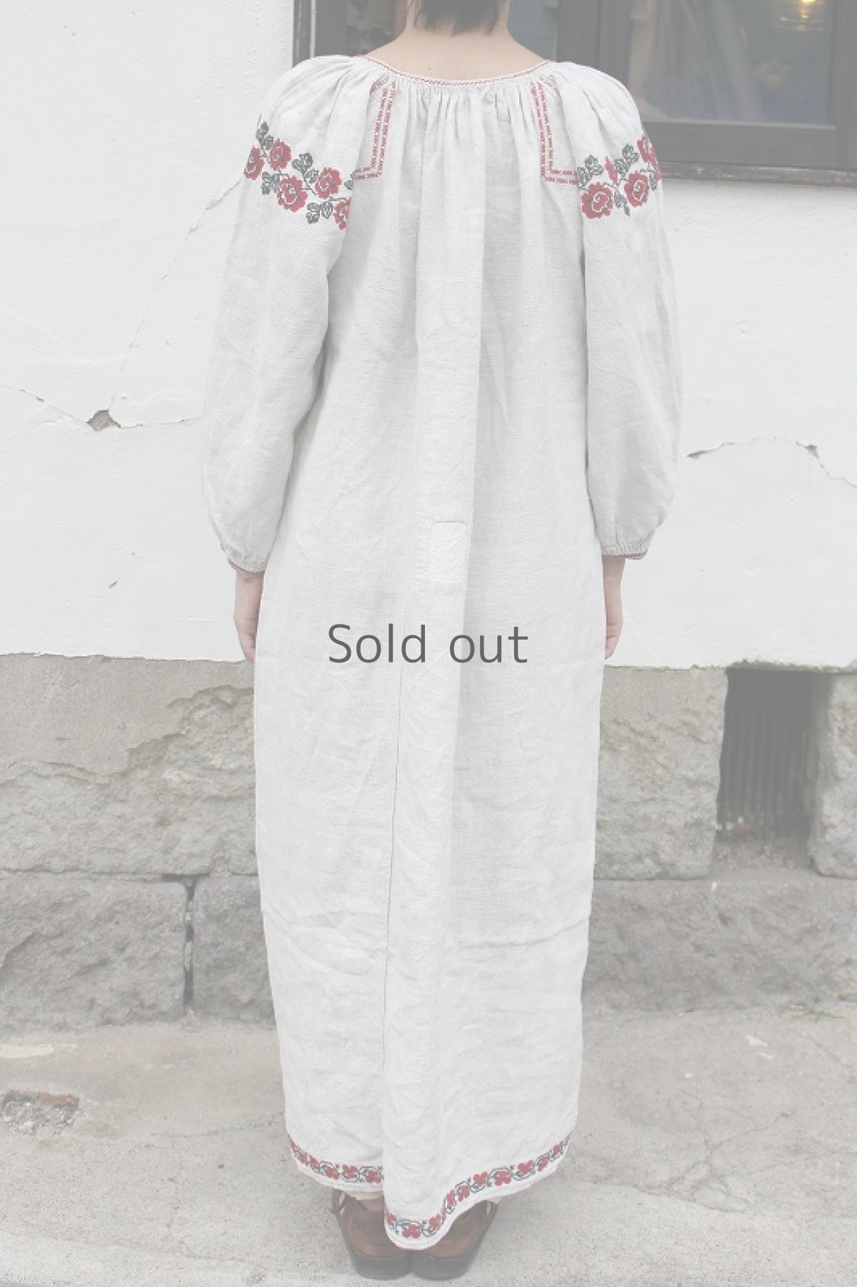 画像3: 【ウクライナ】ウクライナリネン刺繍ロングワンピース（赤と黒の花のクロスステッチ）（リペアあり） (3)