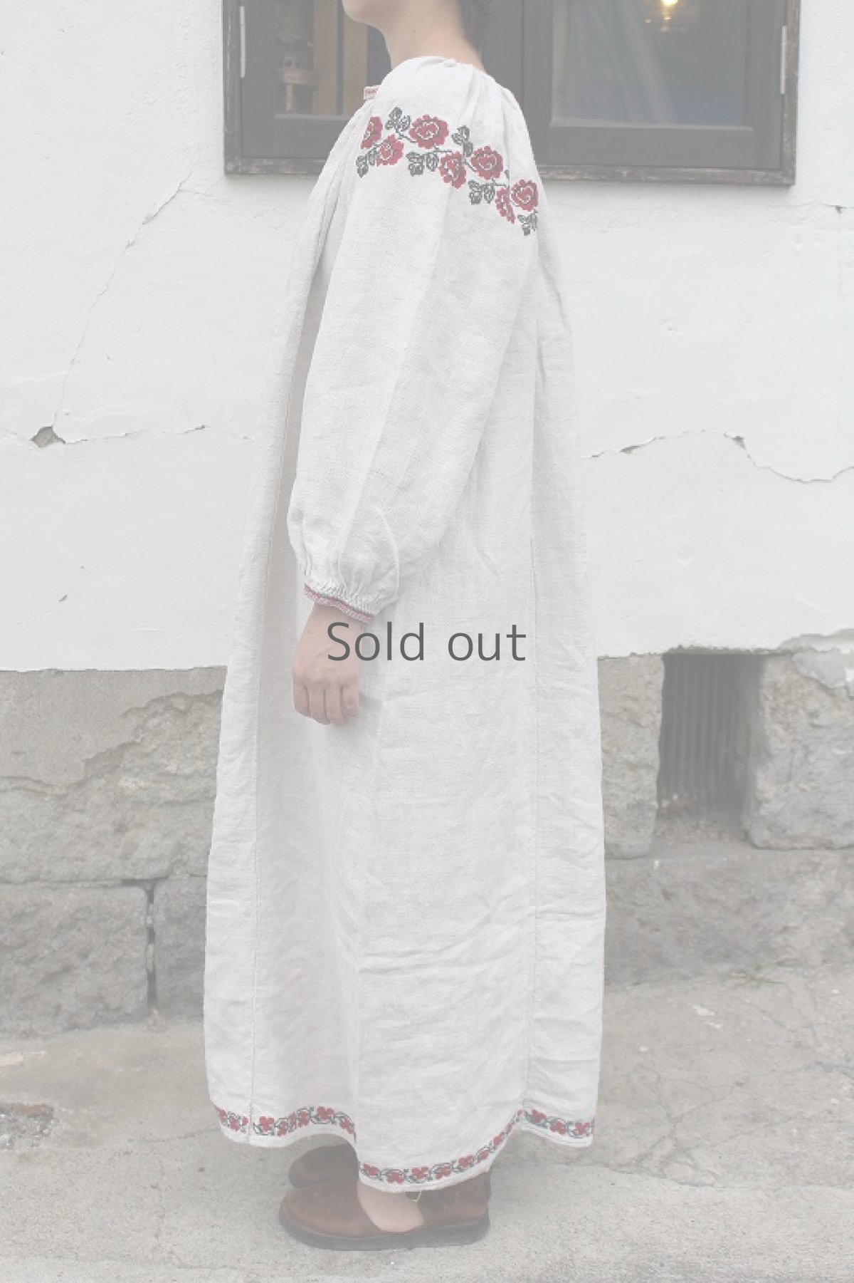 画像2: 【ウクライナ】ウクライナリネン刺繍ロングワンピース（赤と黒の花のクロスステッチ）（リペアあり） (2)