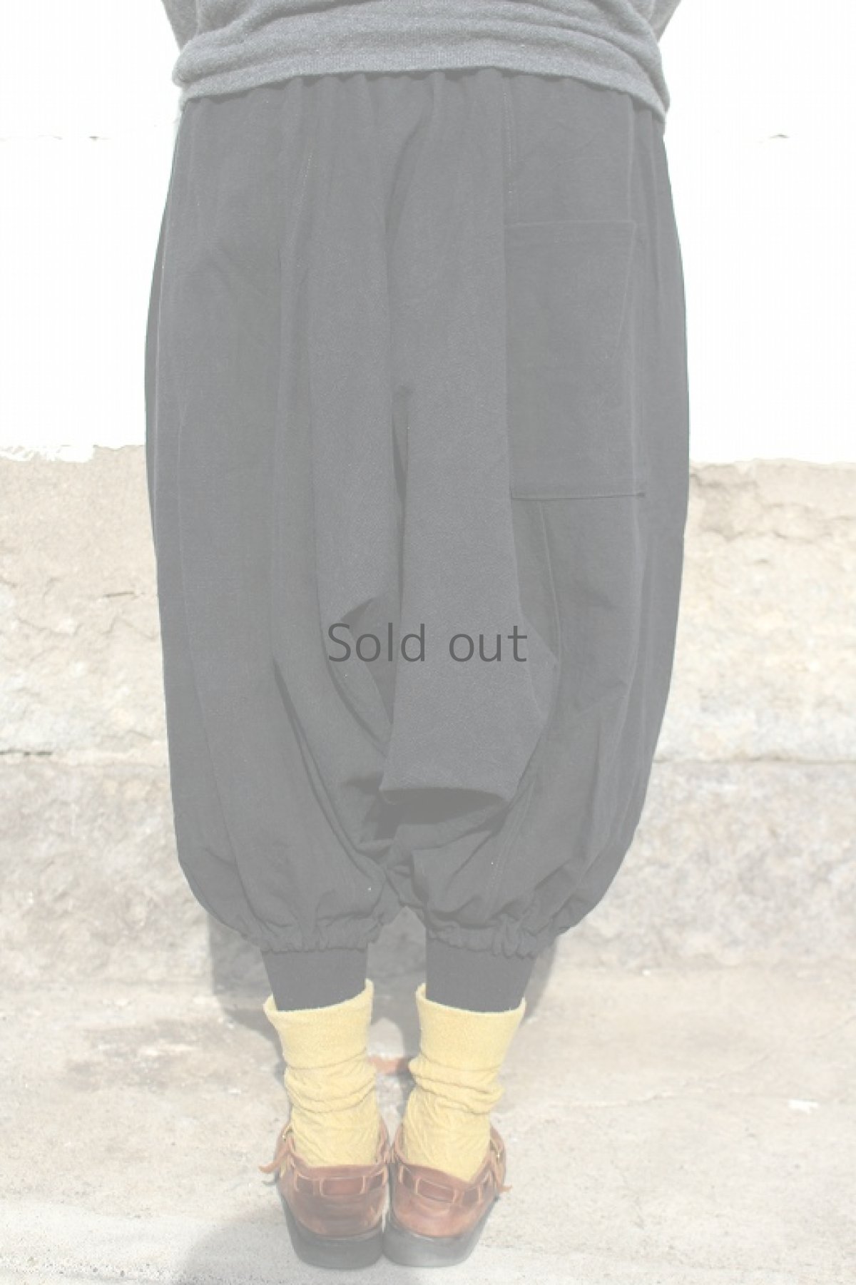 画像4: 【ササキチホ】アンティークリネン×染　サルエルかぼちゃパンツ（黒色） (4)