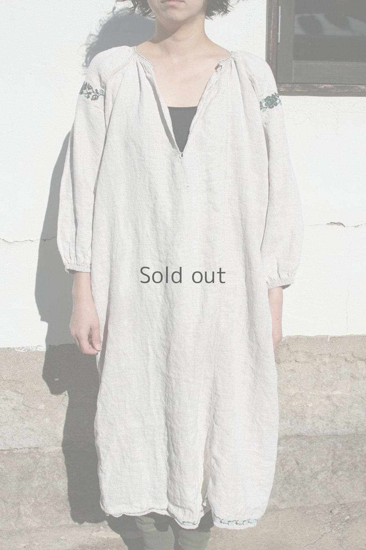 画像2: 【ウクライナ】ウクライナリネン刺繍ワンピース（緑と黒の花のクロスステッチ） (2)