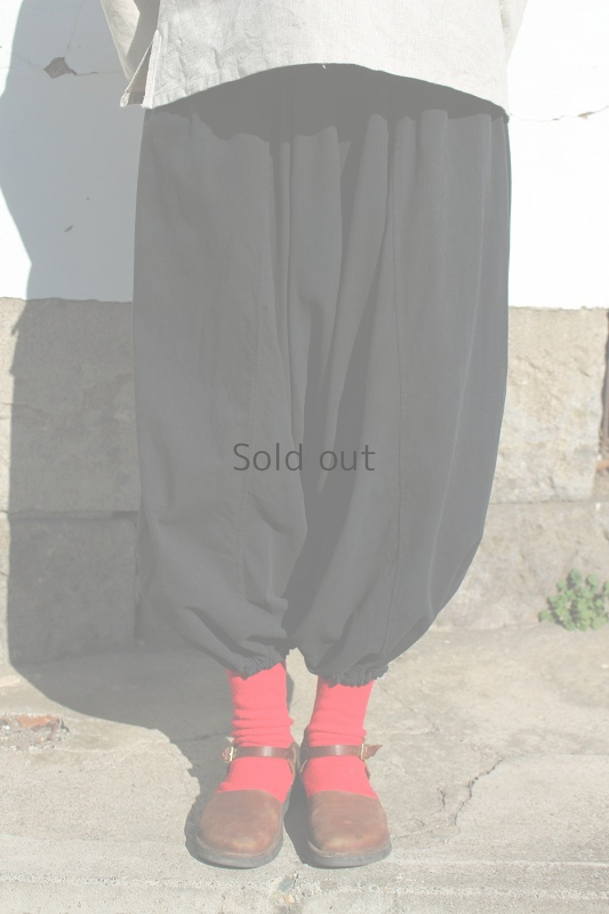 画像2: 【ササキチホ】アンティークリネン×染　サルエルかぼちゃパンツ（黒色） (2)