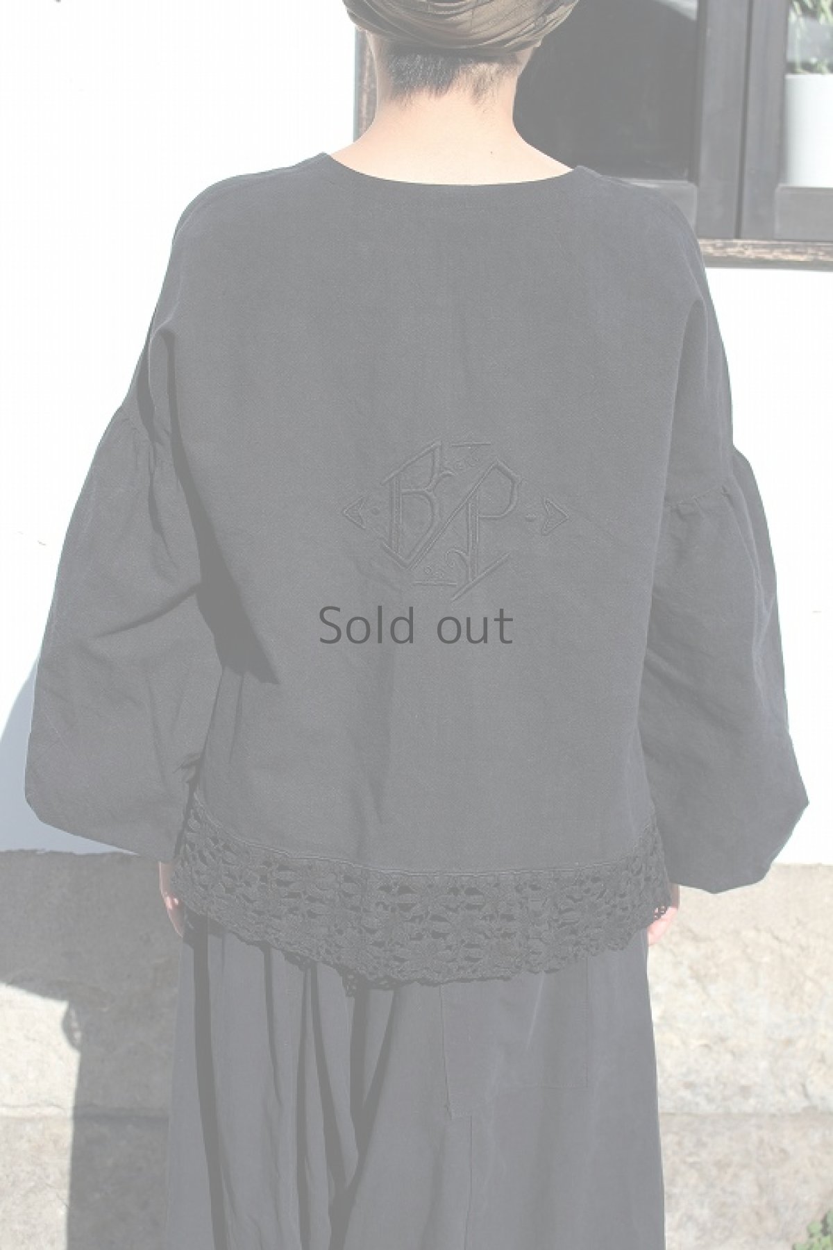 画像4: 【ササキチホ】アンティークリネンリネン×染　バルーン袖　シャツ（黒/刺繍レース） (4)