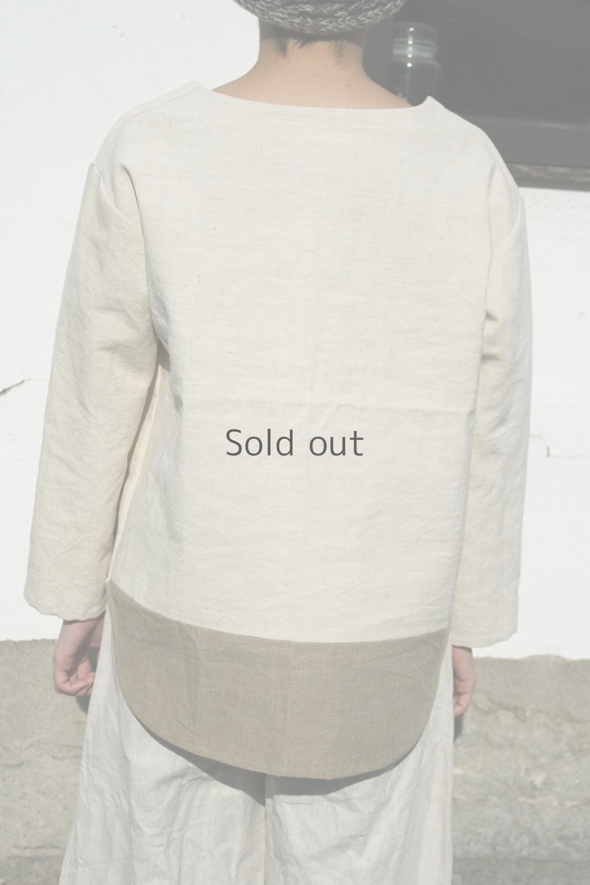 画像4: 【ササキチホ】アンティークリネン　裾切り替えUネックシャツ（生成り/茶色） (4)