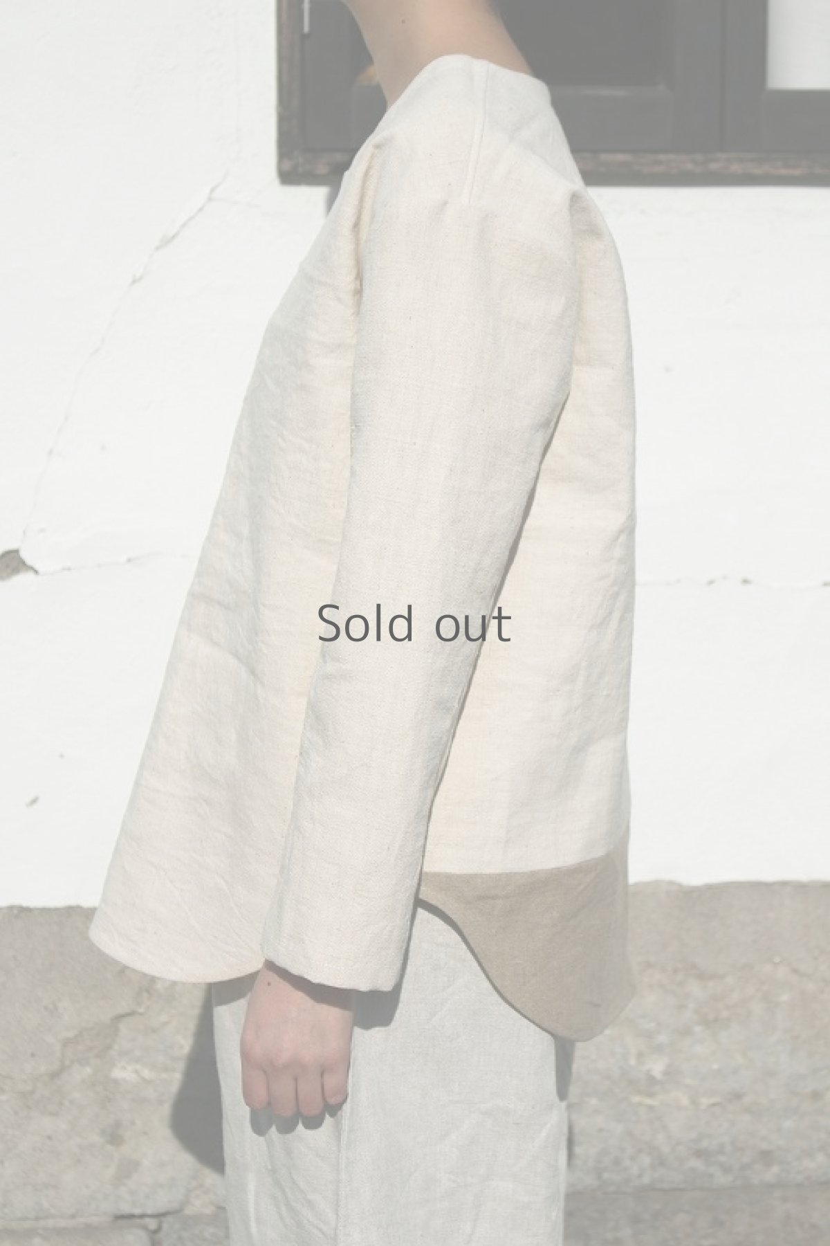 画像3: 【ササキチホ】アンティークリネン　裾切り替えUネックシャツ（生成り/茶色） (3)