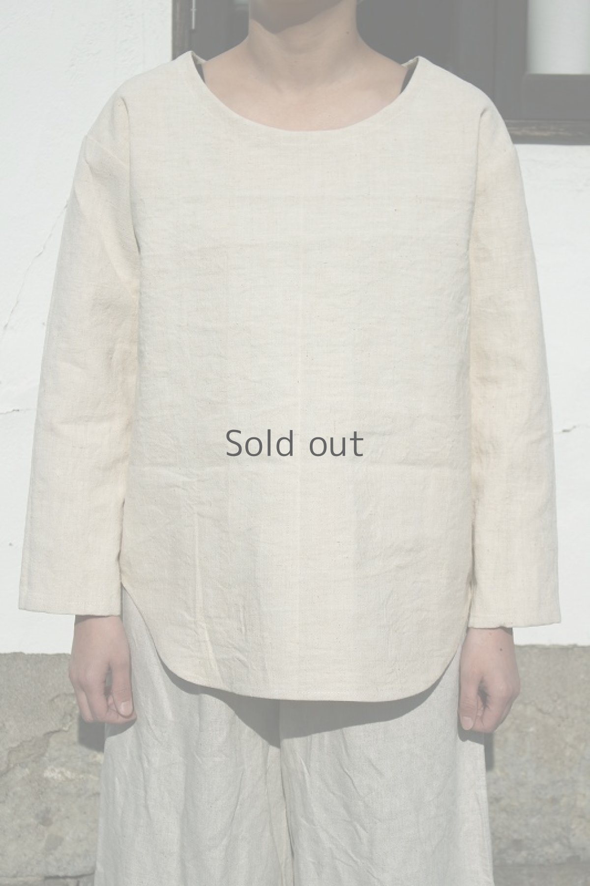 画像2: 【ササキチホ】アンティークリネン　裾切り替えUネックシャツ（生成り/茶色） (2)