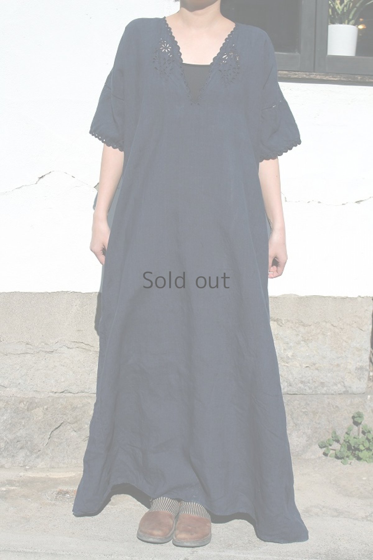 画像2: 【フランス】アンティークリネン×染　マキシ丈　カットワークVネックワンピース（青藍色） (2)