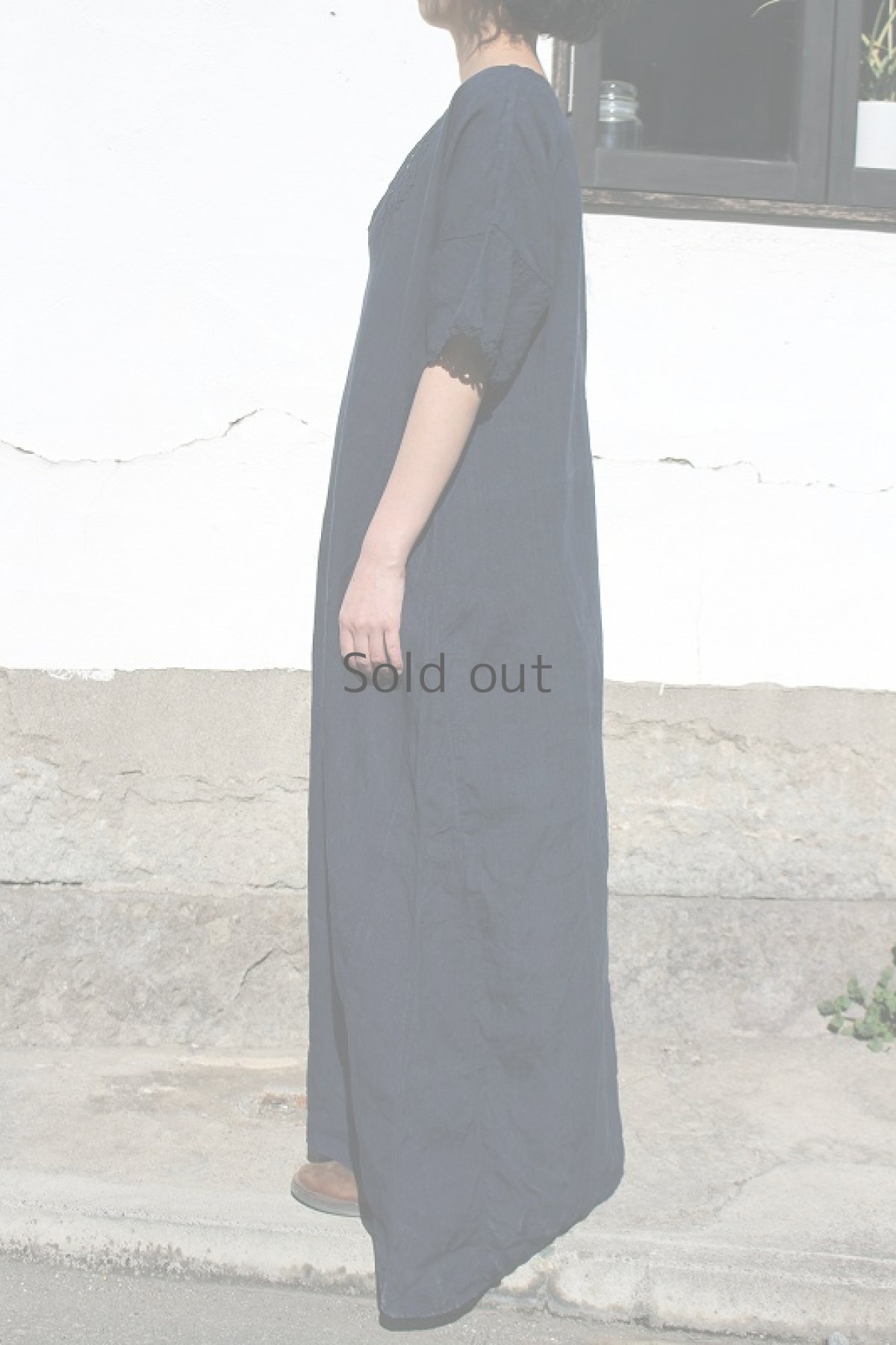 画像3: 【フランス】アンティークリネン×染　マキシ丈　カットワークVネックワンピース（青藍色） (3)