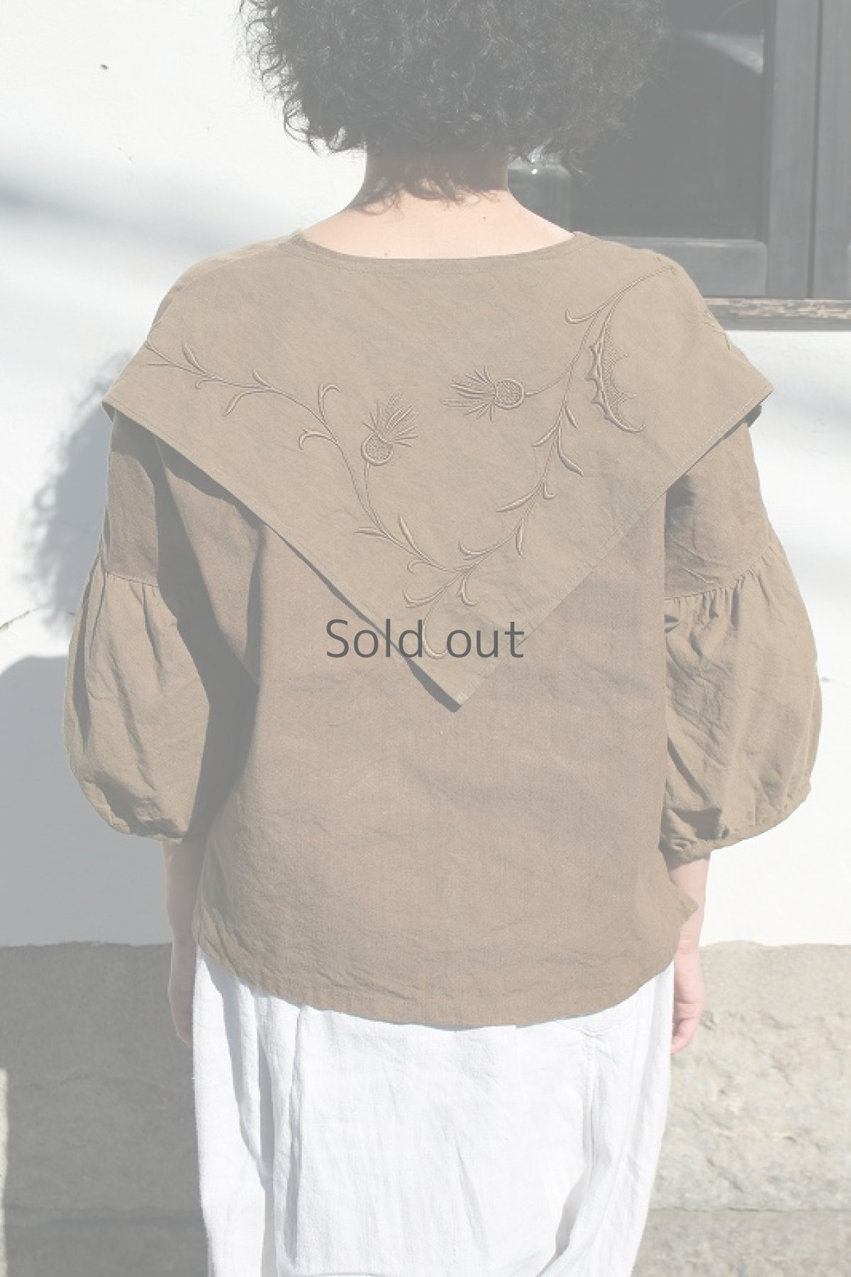 画像4: 【ササキチホ】アンティークリネン×染　バルーン袖　三角ショール風ブラウス（茶色） (4)