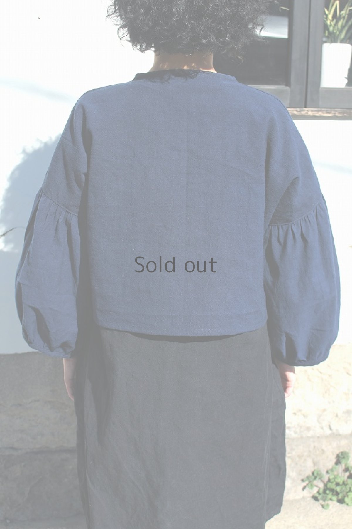 画像4: 【ササキチホ】アンティークリネン×染　バルーン袖　チャイナボタンシャツ（青藍色） (4)