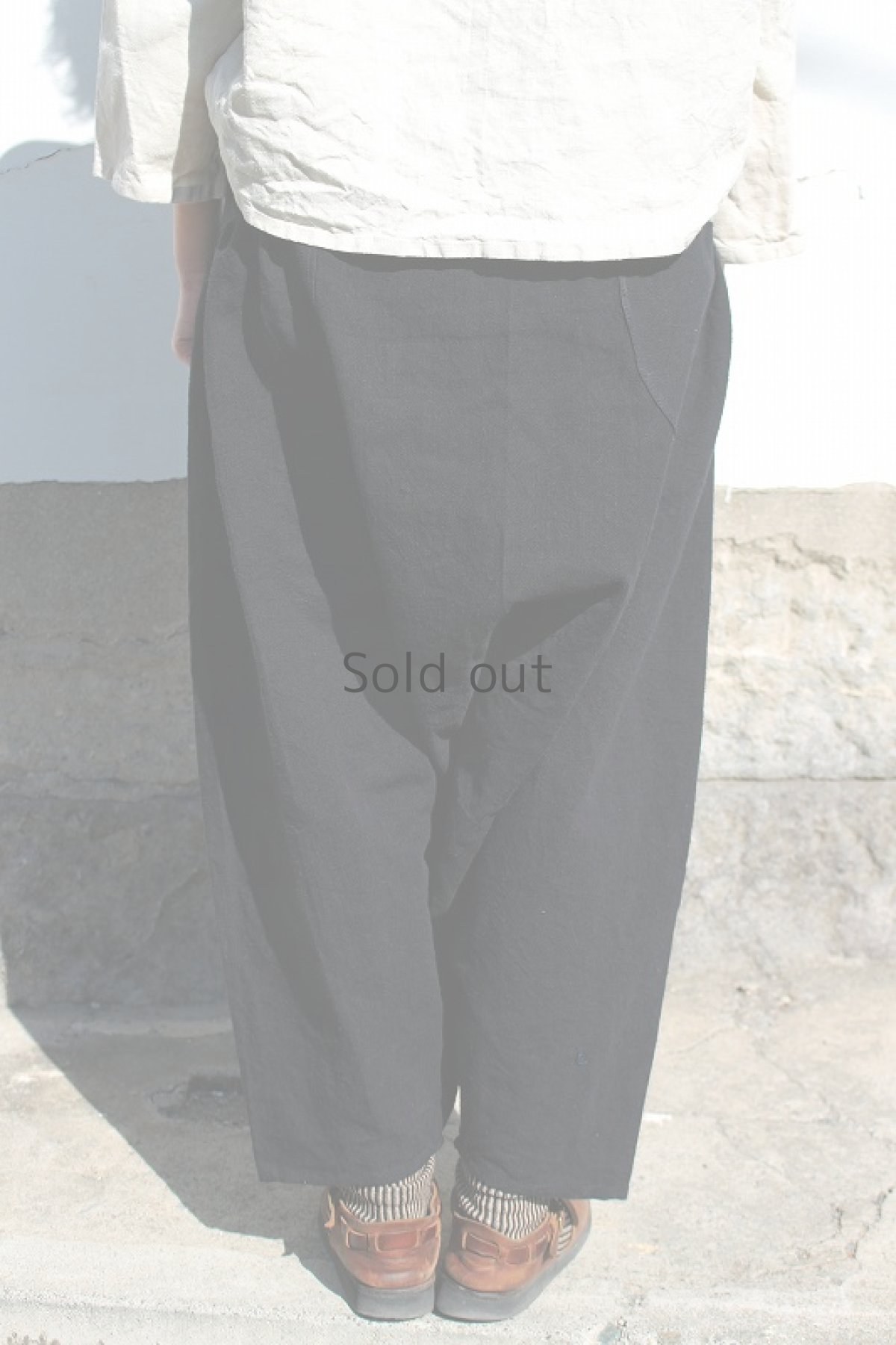 画像4: 【ササキチホ】アンティークリネン×染　サイドギャザー　ボリュームサルエルパンツ（黒） (4)