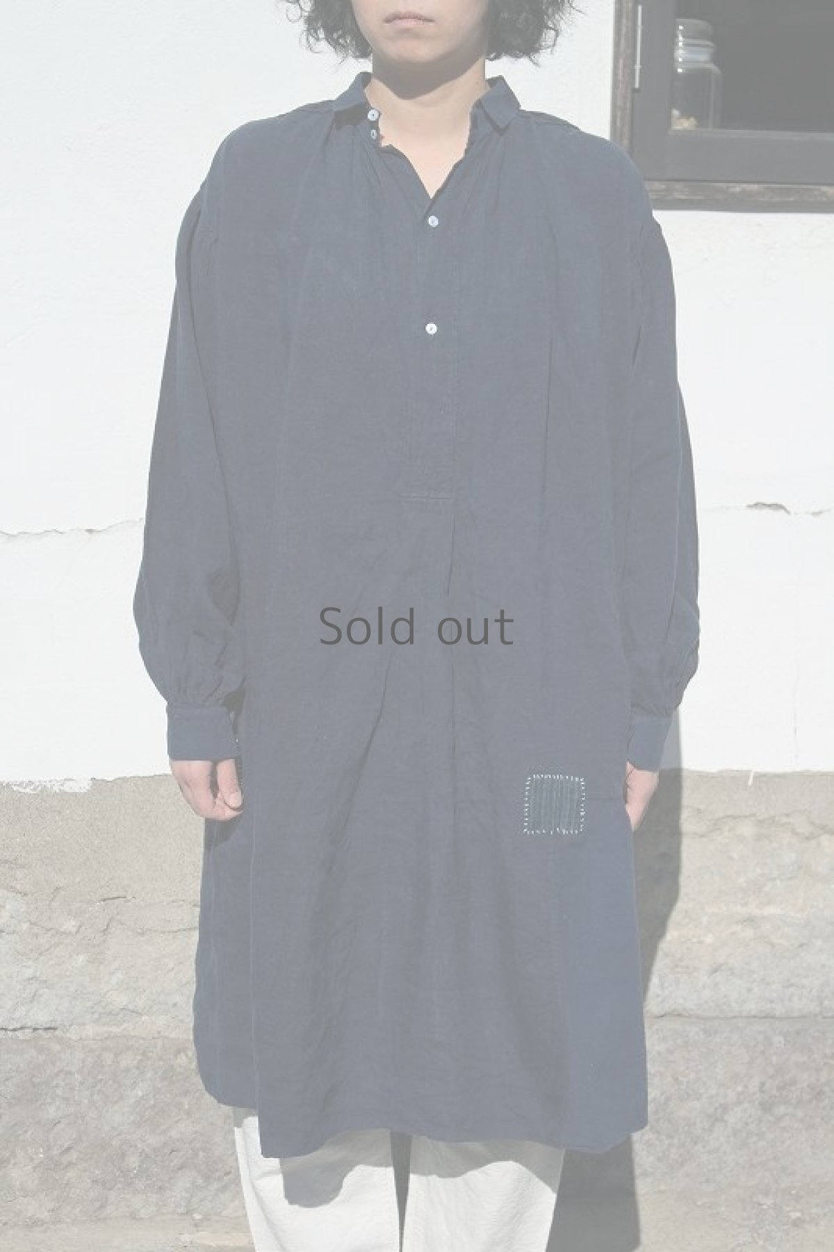 画像2: 【フランス】アンティークリネン×染×ハンドリペア　スモックシャツワンピース（青藍色） (2)