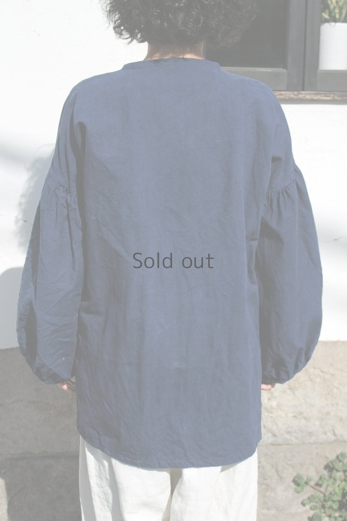 画像4: 【ササキチホ】アンティークリネン×染　バルーン袖　チャイナボタン　ロングシャツジャケット（青藍色） (4)