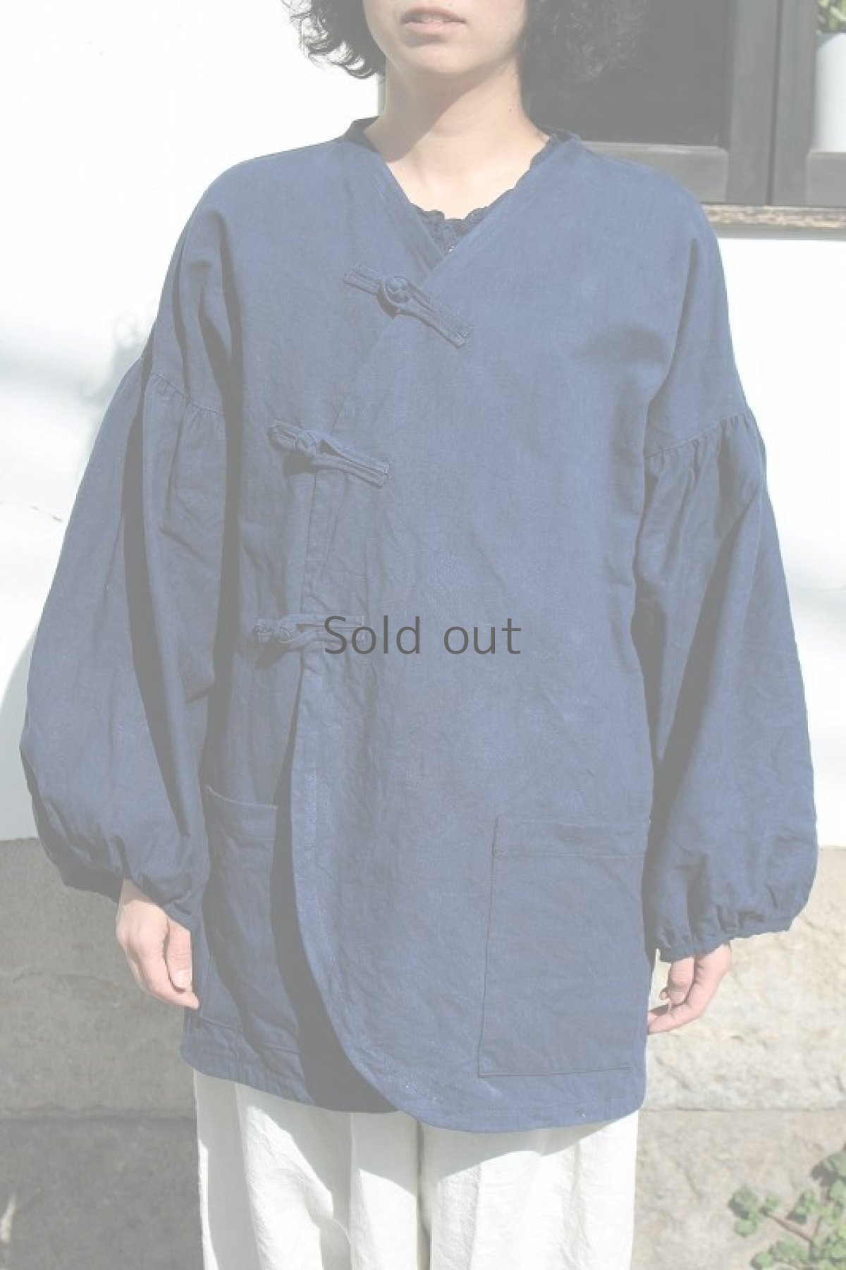 画像2: 【ササキチホ】アンティークリネン×染　バルーン袖　チャイナボタン　ロングシャツジャケット（青藍色） (2)