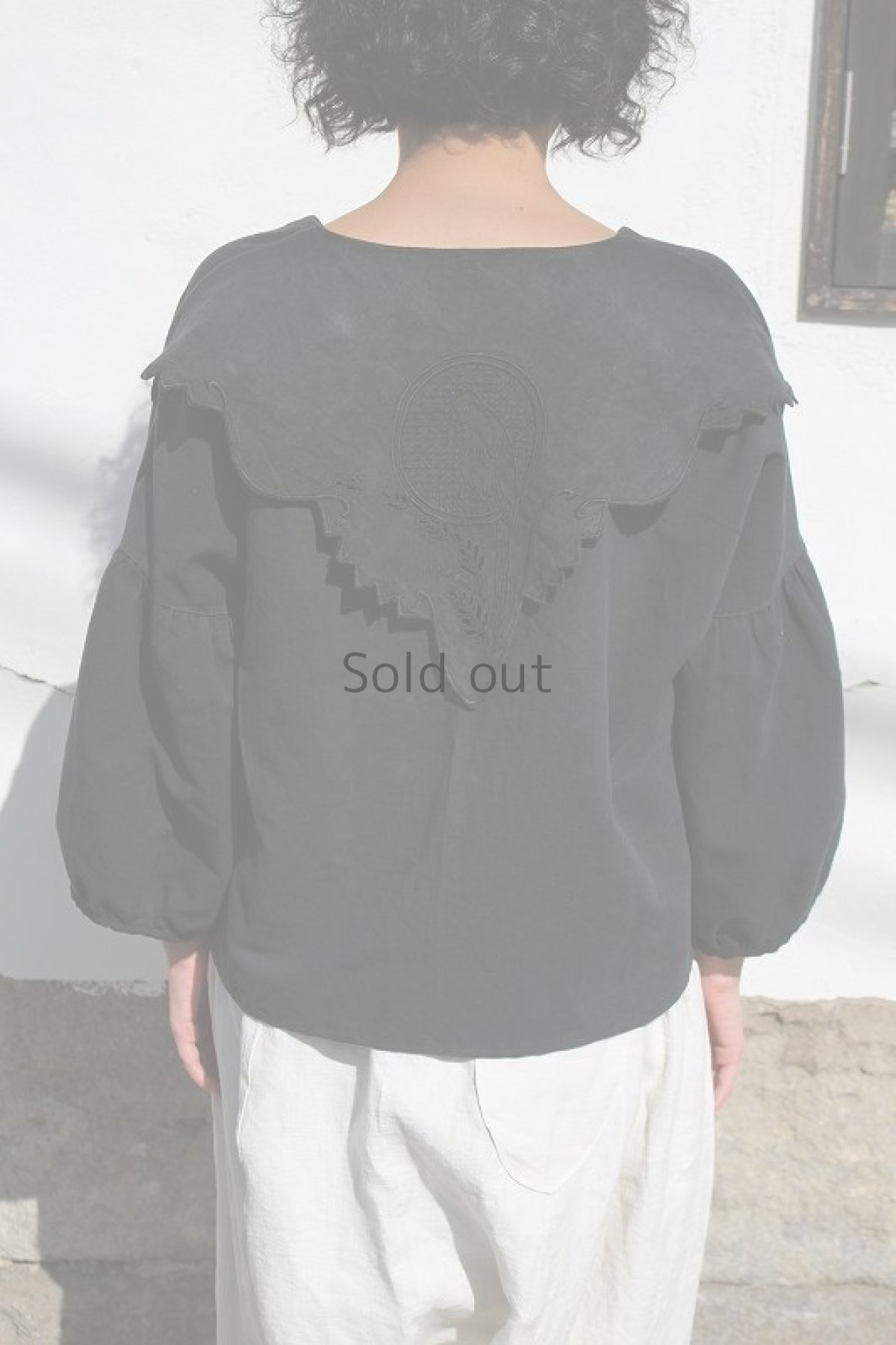 画像4: 【ササキチホ】アンティークリネン×染　バルーン袖　三角ショール風ブラウス（黒色） (4)