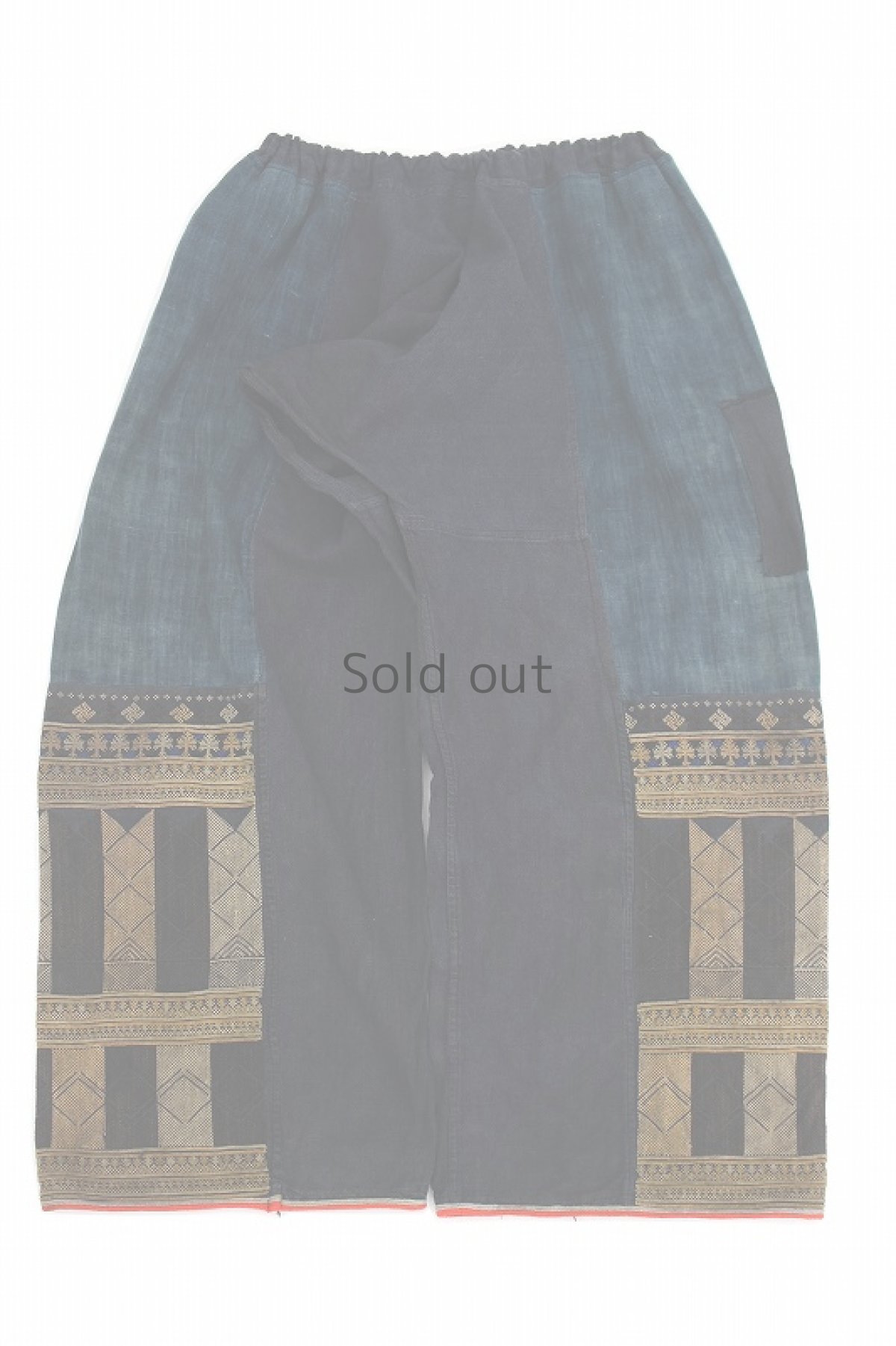 画像2: 【ベトナム】ビンテージ　インディゴコットン　裾刺繍入りパンツ（２トーン/赤ザオ族） (2)