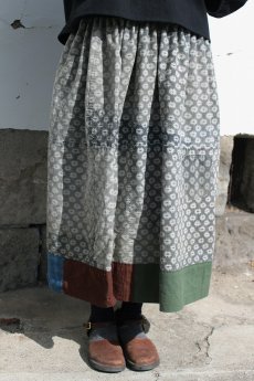 画像1: 【ササキチホ】農婦シリーズ　つぎはぎ古布　リバーシブルスカート（白黒の絣や縞やチェック） (1)