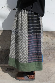 画像2: 【ササキチホ】農婦シリーズ　つぎはぎ古布　リバーシブルスカート（白黒の絣や縞やチェック） (2)