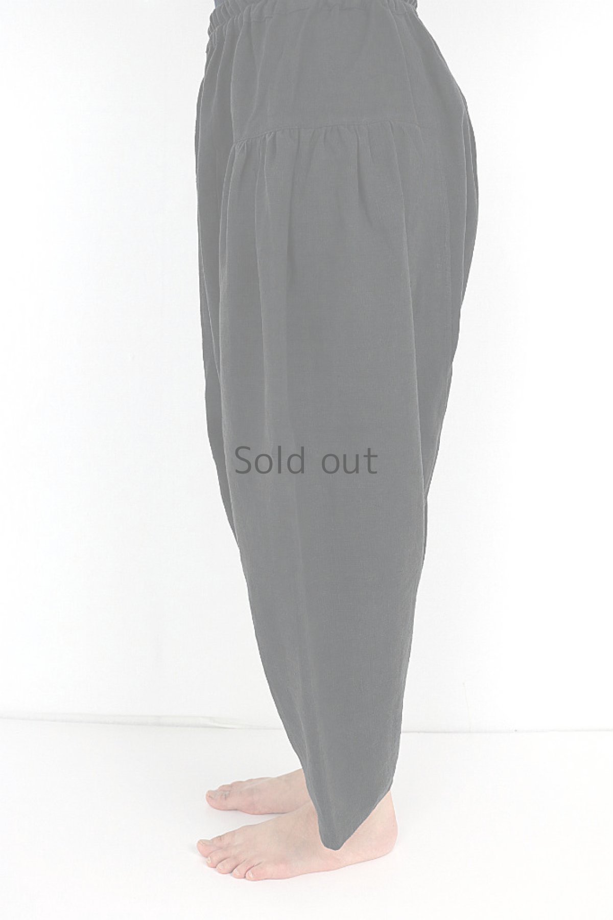 画像2: 【ササキチホ】アンティークリネン×染　サイドギャザー　ボリュームサルエルパンツ（黒色） (2)