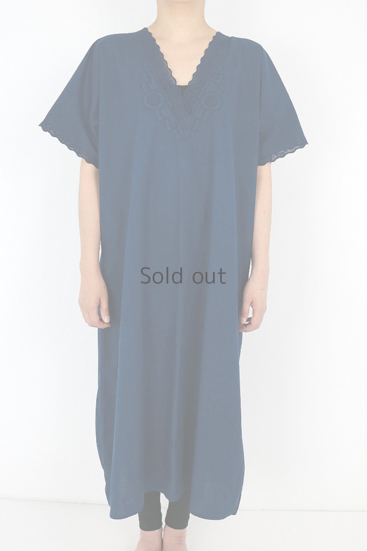 画像2: 【フランス】アンティークコットン×染　Vネックレース　半袖ロングワンピ（青藍色） (2)