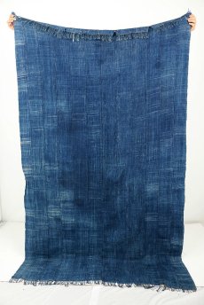 画像2: 【西アフリカ】手織り藍染めの綿（大判）（中間藍） (2)