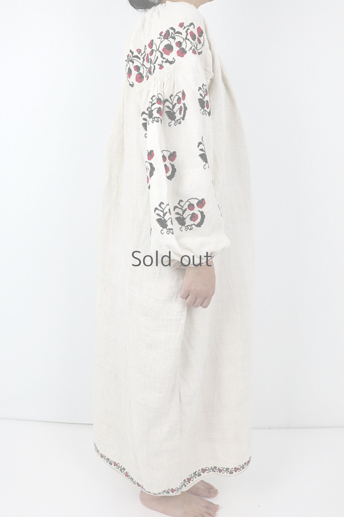 画像4: 【ウクライナ】ウクライナリネン刺繍ワンピース（赤と黒のクロスステッチ多め） (4)