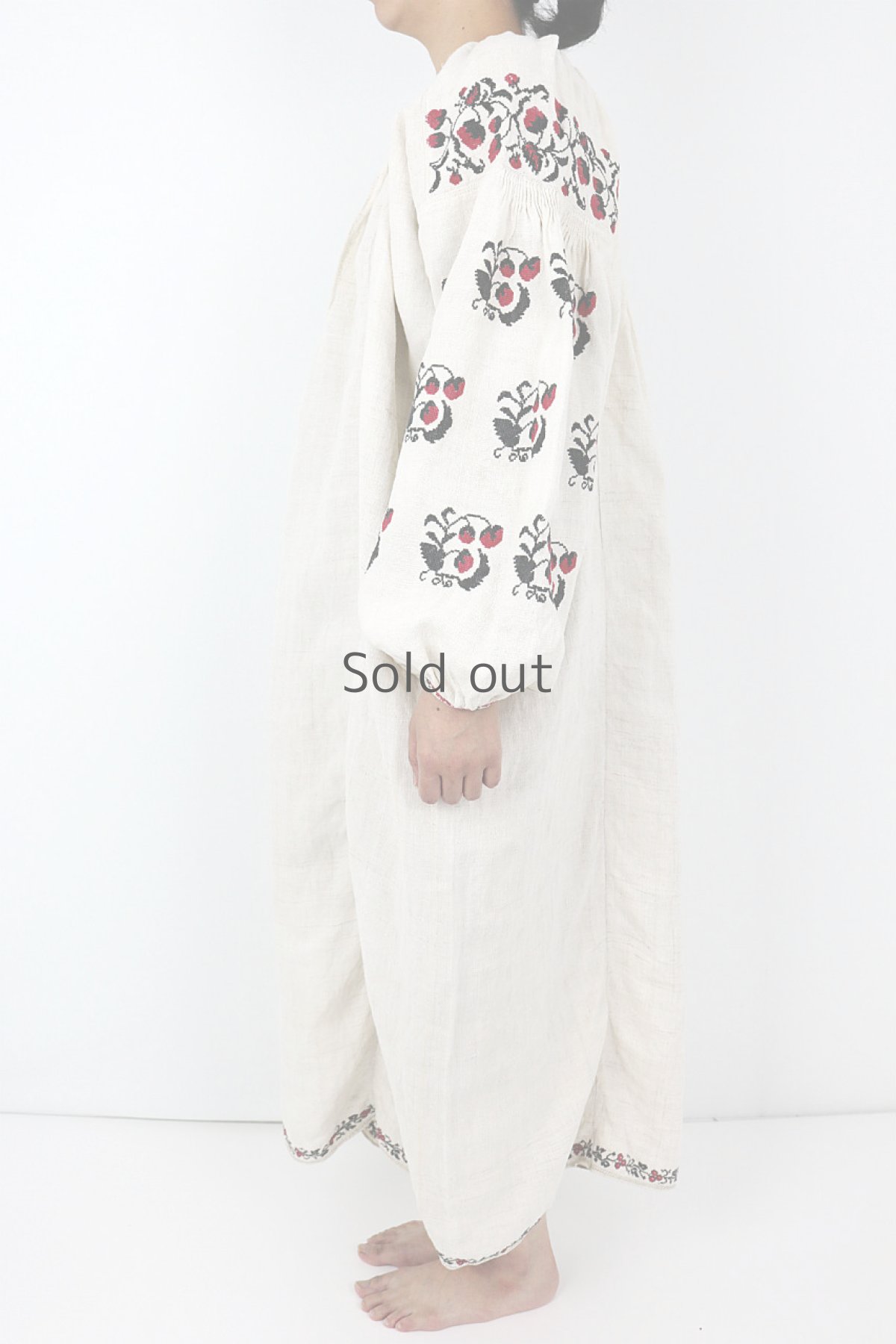 画像2: 【ウクライナ】ウクライナリネン刺繍ワンピース（赤と黒のクロスステッチ多め） (2)