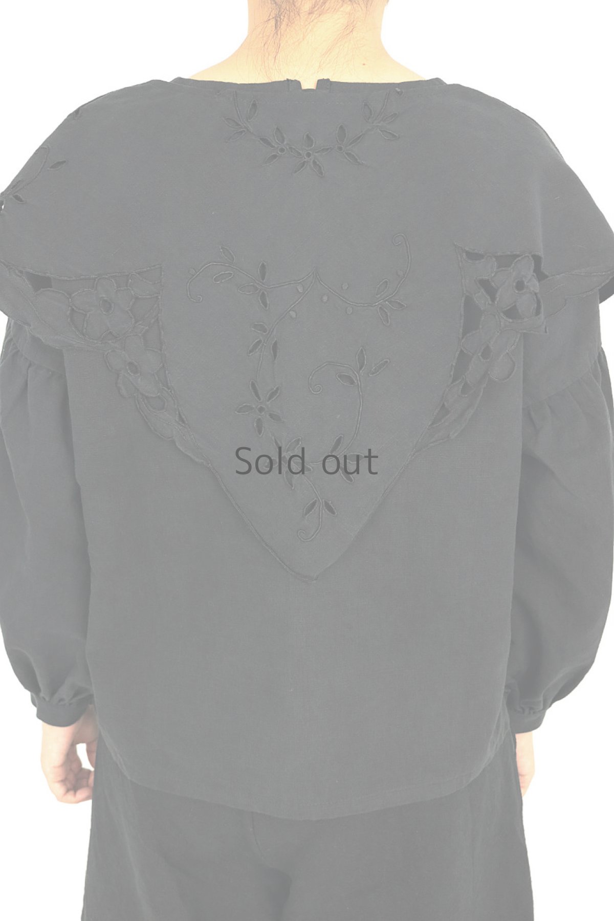 画像4: 【ササキチホ】アンティークリネン×染め　三角ショール風　バルーン袖ブラウス（黒色） (4)