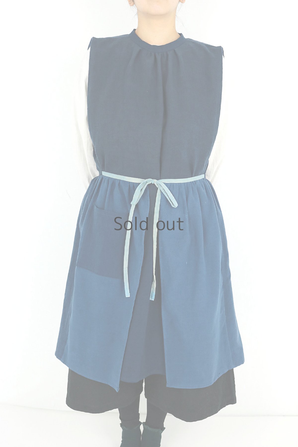 画像2: 【ササキチホ】アンティークリネン×染め　エプロンワンピース（青藍色） (2)