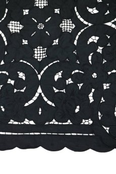 画像2: 【フランス】アンティークレース×染　カットワーク刺繍　敷物（正方形） (2)