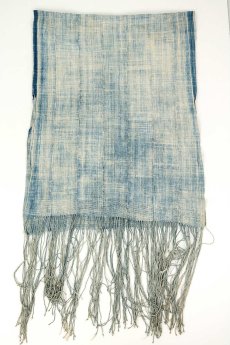 画像2: 【西アフリカ】手織り藍染め綿　ショール（薄い藍色） (2)