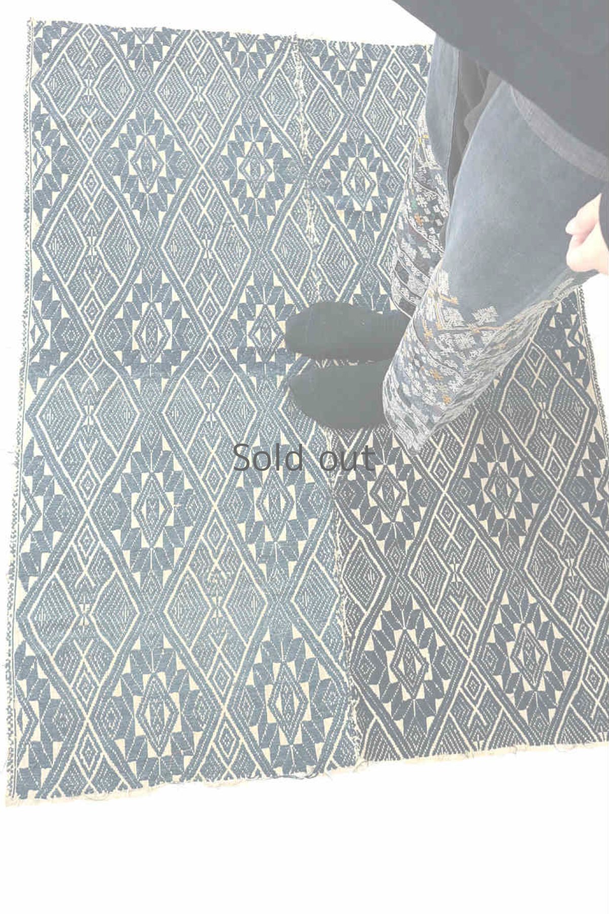 画像2: 【ベトナム】ビンテージ　黒タイ族のブランケットマット(インディゴ/白) (2)